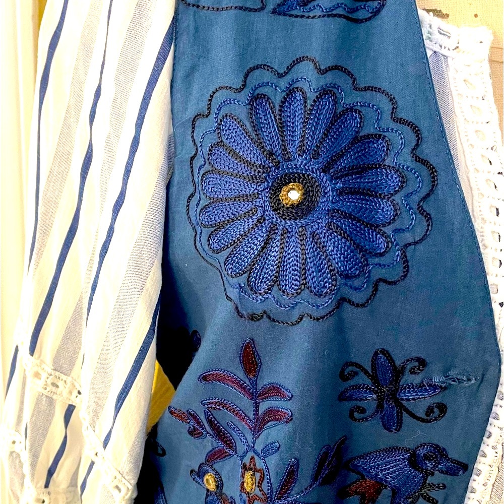 ⭐️VINTAGE⭐️ Boho Chic Medium Wash Denim Embroidered Vest﻿ Sequins Embellished